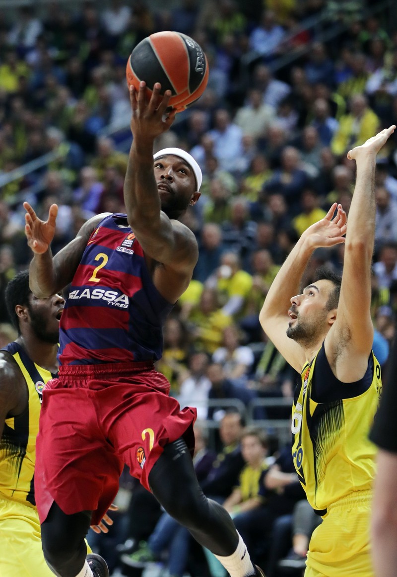 epa05893033 Tyrese Rice (L) of Barcelona Lassa in action against Fenerbahce's Kostas Sloukas (R) during the Euroleague basketball match between Fenerbahce Istanbul and Barcelona Lassa in Istanbul, Turkey, 06 April 2017. EPA/CEM TURKEL