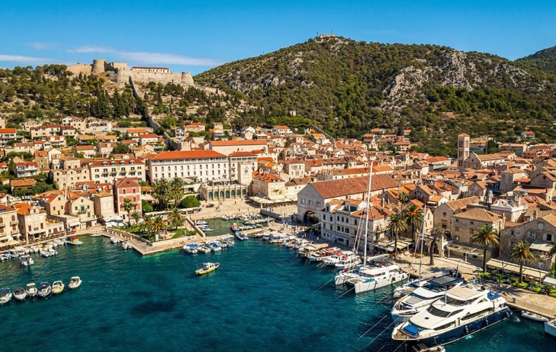 Insula europeană plină de turiști care te poate amenda cu până la 700 de euro dacă mergi pe stradă în costum de baie sau fără cămașă
