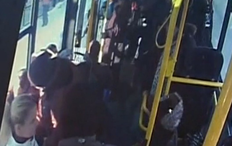 O bătrână prinsă fără bilet compostat în autobuz a leşinat când a auzit cât e amenda | VIDEO
