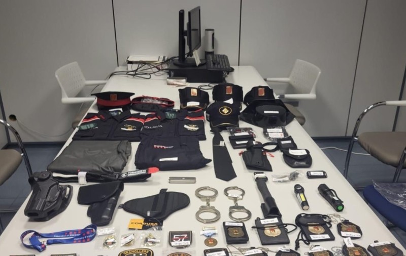 Zeci de polițiști, lăsați fără cătușe, arme, legitimații și uniforme după ce au fost jefuiți chiar în secțiile în care lucrau, în Spania