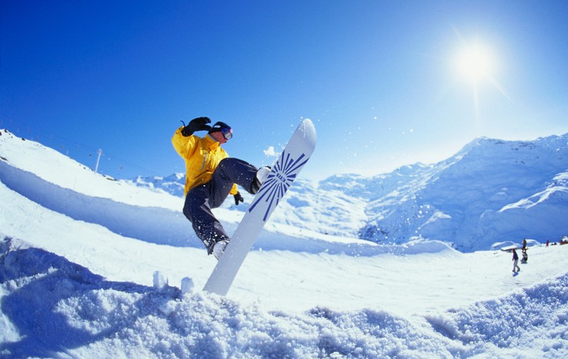 Un antrenor de snowboard român a supraviețuit unei avalanșe / VIDEO