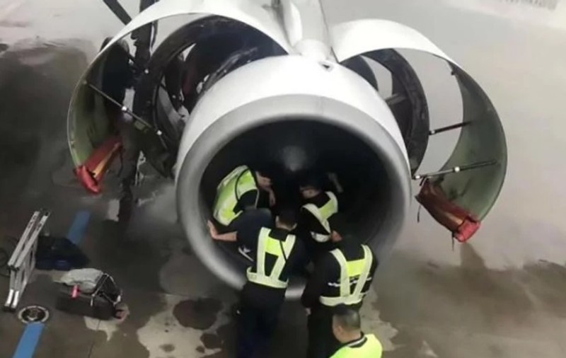 O pasageră superstițioasă a aruncat nouă monede în motorul avionului pentru "noroc". Ce a urmat