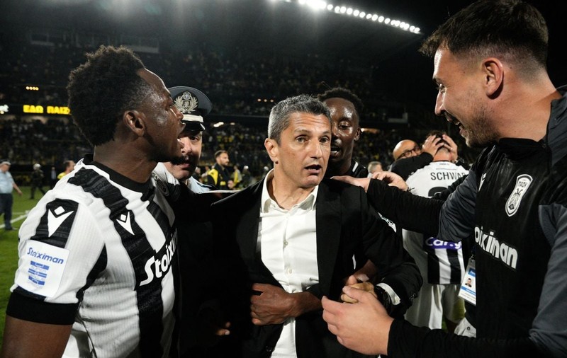 Răzvan Lucescu, primit cu aplauze și îmbrățișări de jucătorii lui PAOK la revenirea pe teren