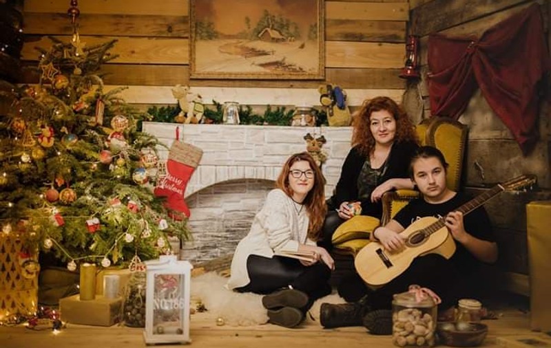 REPORTAJ/ O artistă a transformat dorul de copilărie într-o afacere de succes. Viorica Șerbănoiu pictează globuri cu suflet (FOTO)