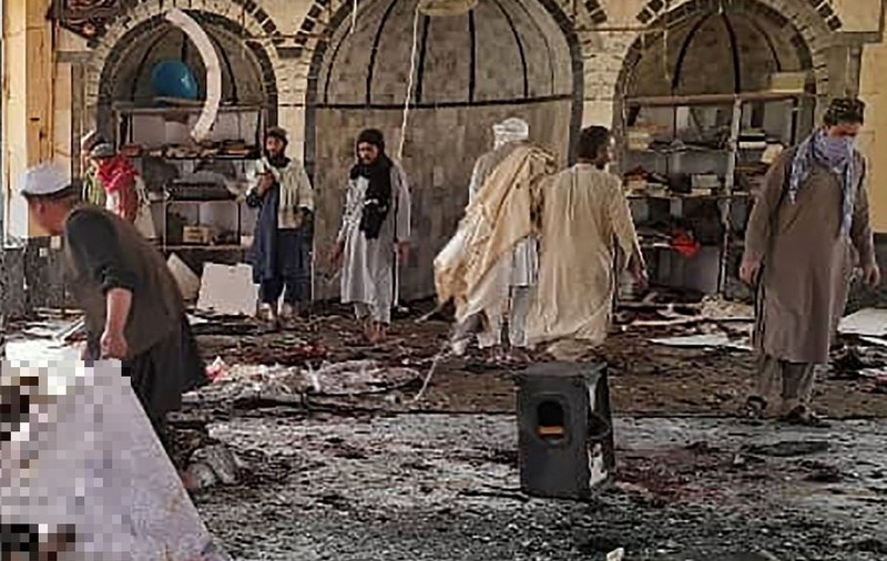 Atacul cu bombă asupra unei moschei din Afganistan, revendicat de ISIS. Cel puțin 50 de persoane au fost ucise