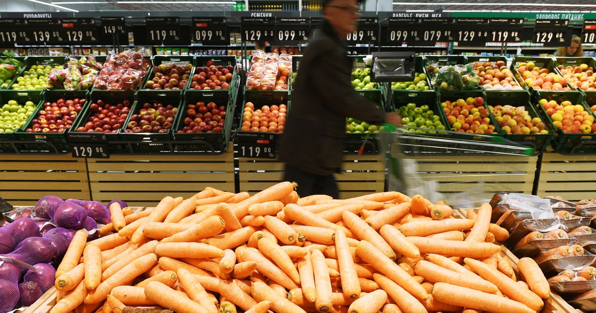 Țăranii români se plâng că nu mai au cui să vândă tone de legume, brânză și carne. Legume pe rafturi la supermarket