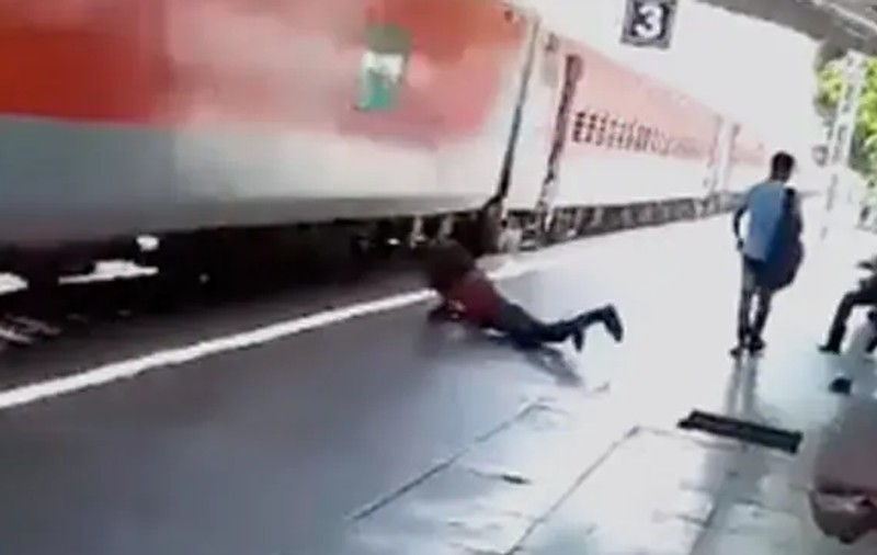 Un pasager căzut dintr-un tren care rula cu 110 km/h a scăpat miraculos, în India - VIDEO