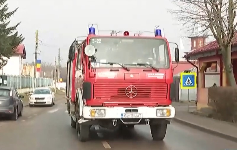 Pompier voluntar din Galați, amendat și lăsat fără permis, în timp ce mergea să stingă un incendiu