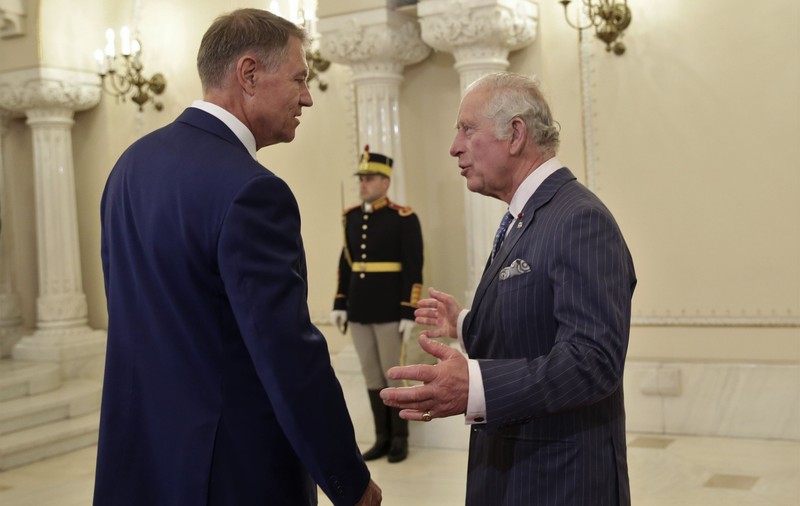 Klaus Iohannis se întâlnește la Londra cu regele Charles al III-lea, înainte de înmormântarea reginei