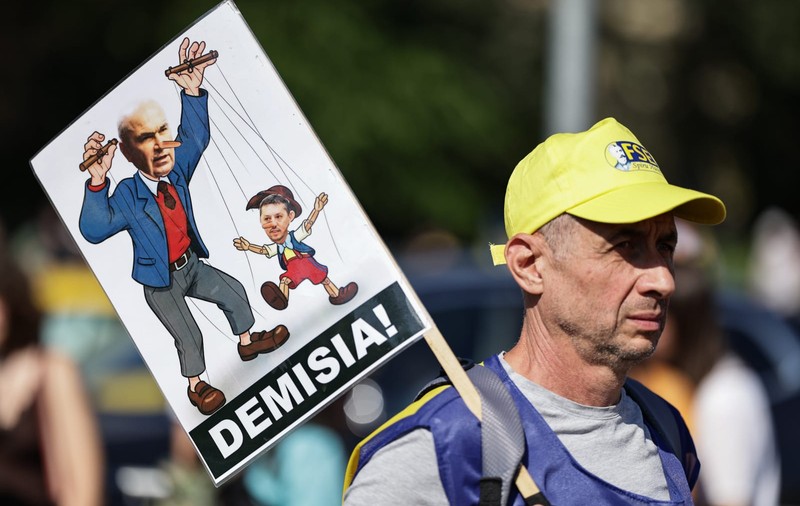 Prima zi de școală, cu profesorii în stradă. Mii de cadre didactice au plecat spre Palatul Cotroceni: „Viitorul este în clase, nu-l distrugeți cu legi stupide”