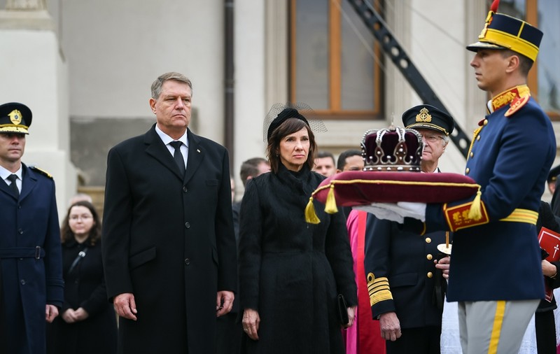 Președintele Iohannis, impresionat de românii care s-au aflat pe traseul cortegiului funerar al Regelui Mihai I