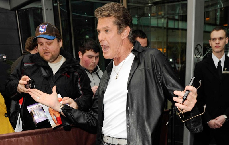 1.500 de studenţi l-au apostrofat şi au aruncat cu sticle în David Hasselhoff
