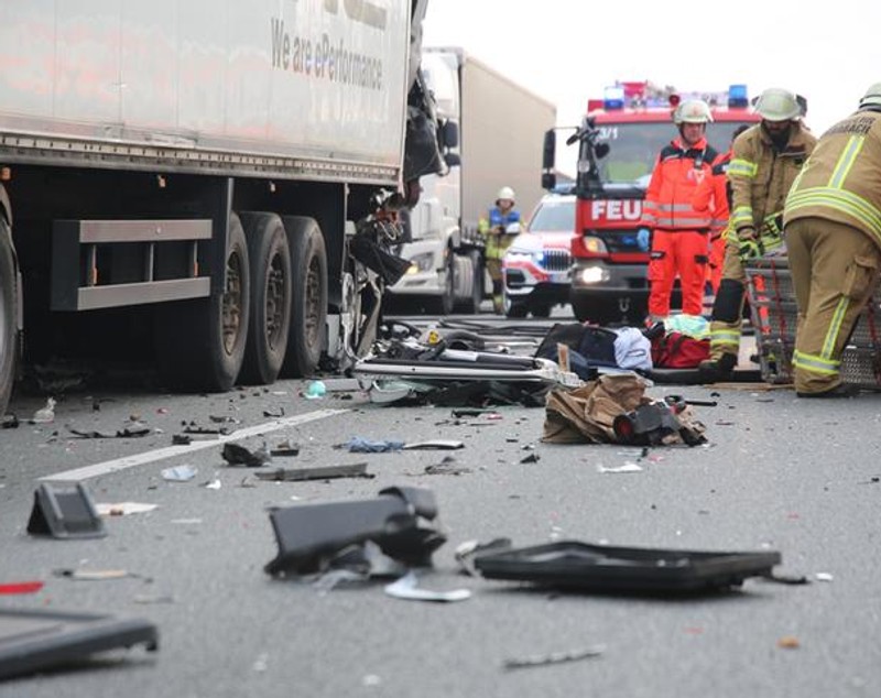 Șofer român de 22 de ani, strivit în cabina camionului, pe o autostradă din Germania. Un alt coleg a fost grav rănit