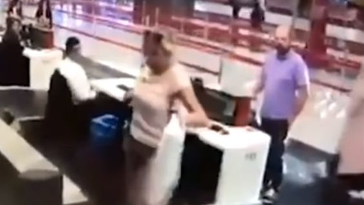 Unde s-a urcat o pasageră dintr-un aeroport ca să ajungă la avion. Angajații au rămas blocați când au văzut-o | VIDEO