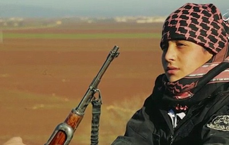 ŞOCANT! Momentul în care un copil primeşte binecuvântarea tatălui şi apoi se aruncă în aer în numele ISIS! VIDEO