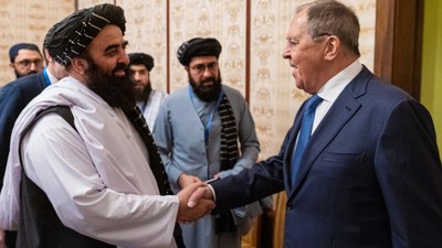 Serghei Lavrov dă mâna cu omologul său taliban Amir Khan Muttaqi Foto: Profimedia