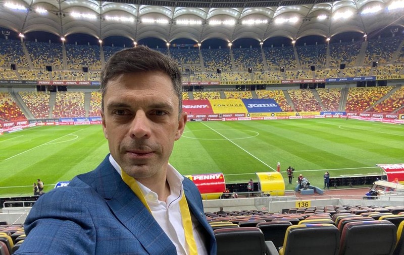 Ministrul sportului, selfie fără mască de protecție, la meciul România - Germania, din preliminariile CM 2022