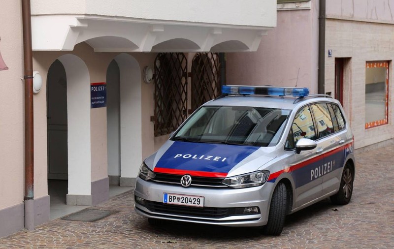 Doi români au fost atacați cu 13 focuri de armă, după ce au parcat mașina în fața unei case din Austria: „A luat arma și a început să tragă”
