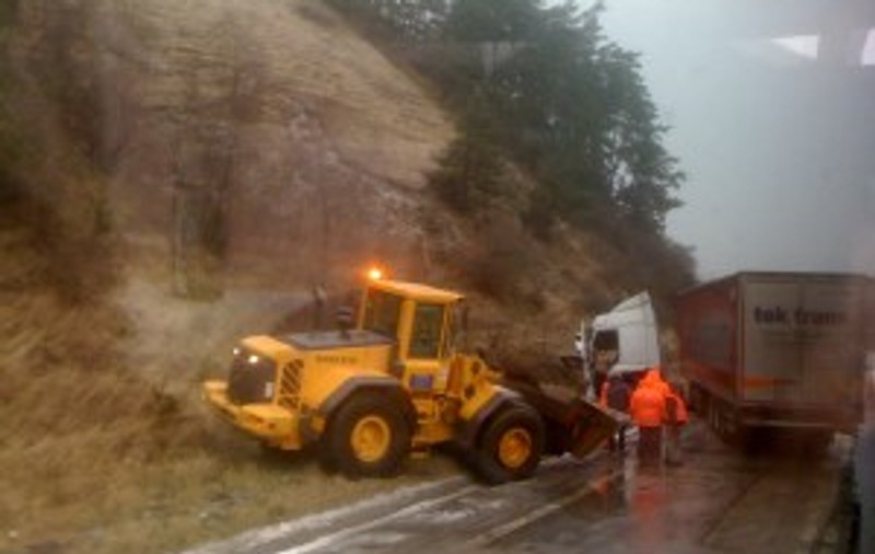 UPDATE | Traficul a fost reluat, pe un fir alternativ, pe Valea Oltului. Un TIR a derapat, în această dimineață, pe DN7