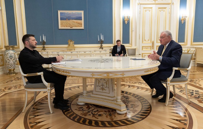Volodimir Zelenski l-a primit pe emisarul lui Donald Trump, care călătorea spre Polonia în momentul atacului rusesc
