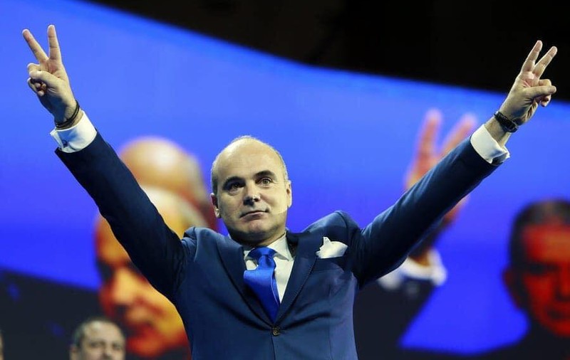Rareș Bogdan lansează un fake news planetar: "Tratamentul împotriva COVID-19 este gata. Vindecă în trei ore. Trump anunță lansarea acestuia duminică". Cititorii îl pun la punct: "Chiar nu ai limite?"