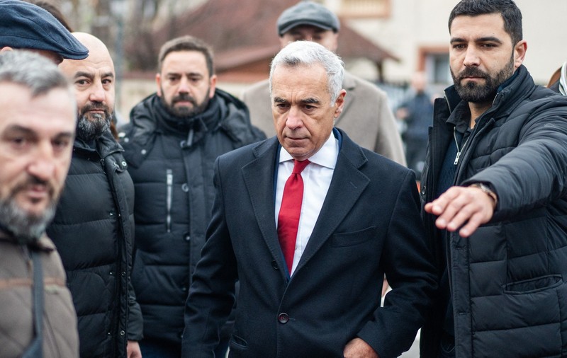 Reportaj în Franța, printre alegătorii lui Călin Georgescu: „Muncitorii români săraci care locuiesc în străinătate sunt o țintă ideală pentru candidați precum el”