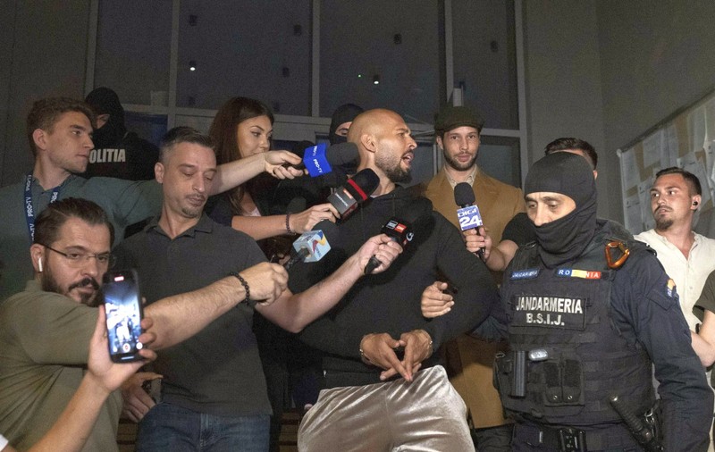 Andrew Tate, plasat în arest la domiciliu, iar Tristan, sub control judiciar, în dosarul în care cei doi sunt acuzaţi de trafic de minori