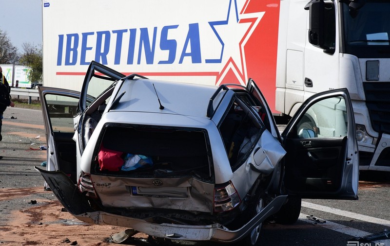 VW Golf din Suceava distrus de un TIR, în Germania, într-un accident cu opt victime