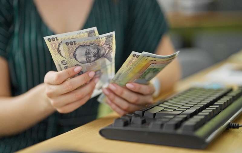 Guvernul Bolojan elimină 85% din pensie pentru cei care cumulează veniturile cu salariul la buget