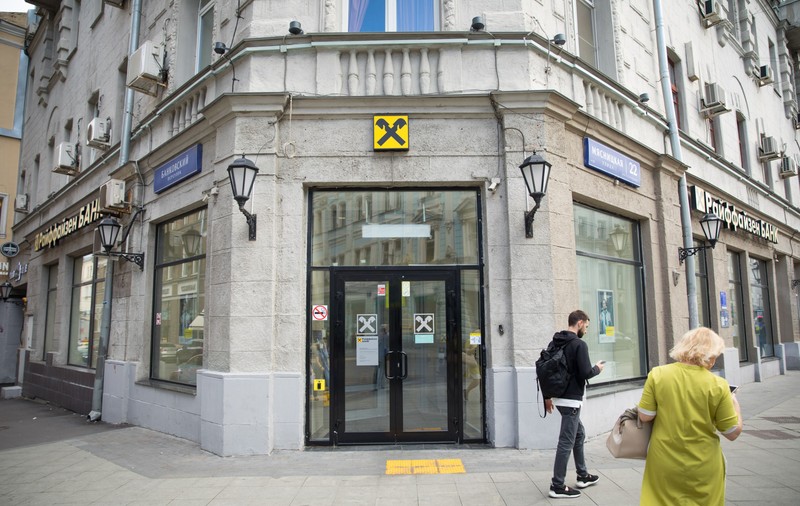 Raiffeisen amână retragerea de pe piața bancară rusească, în condițiile în care Austria ezită în a rupe complet legăturile cu Rusia