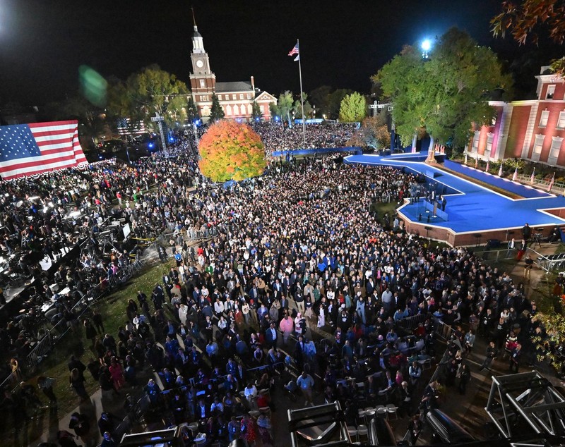Gunoaie și steaguri abandonate. Imagini din locul în care Kamala Harris ar fi trebuit să-și susțină discursul de după vot