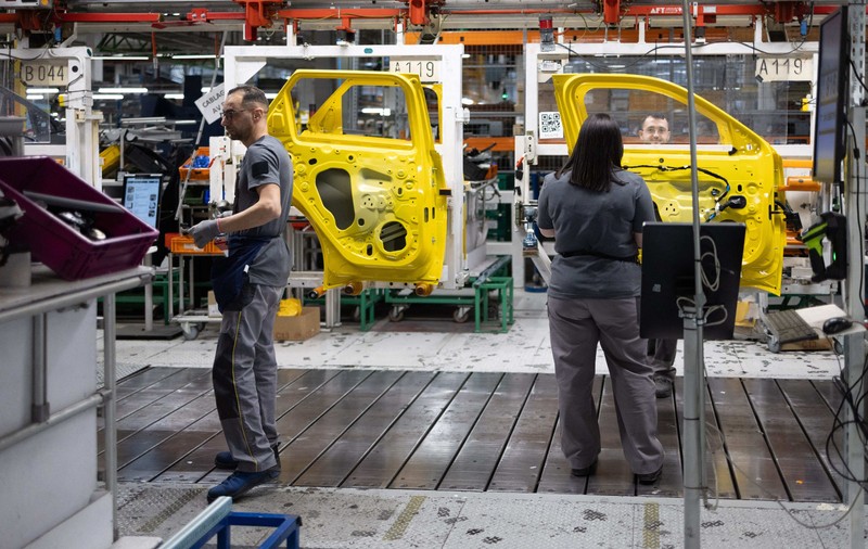 Ce salarii se câștigă în industria auto în România în 2026? Cât câștigă un inginer auto vs un inginer software