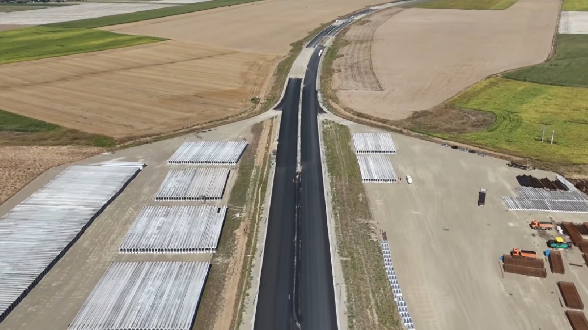 Autostradă în construcție. Se observă bucăți neasfaltate