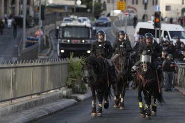 Soldați călare israelieni patrulând pe podul Damasc din Ierusalim Foto: EPA