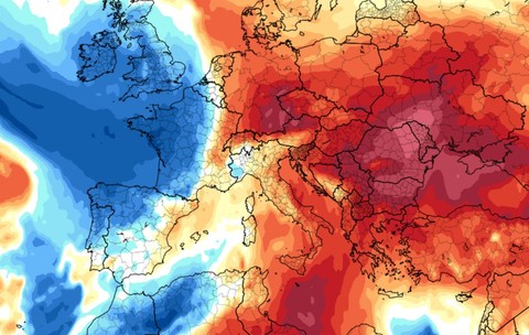 Harta meteorologică a Europei cu anomaliile termice, evidențiind temperaturi extrem de ridicate în centrul și estul continentului, marcate cu roșu intens, și temperaturi mai scăzute în vest, reprezentate prin nuanțe de albastru.   