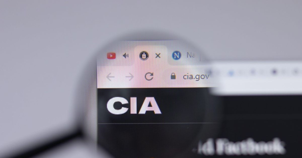 Logo-ul Agenției Centrale de Informații din SUA (CIA) în prim-plan pe o pagina web, văzut prin lupă