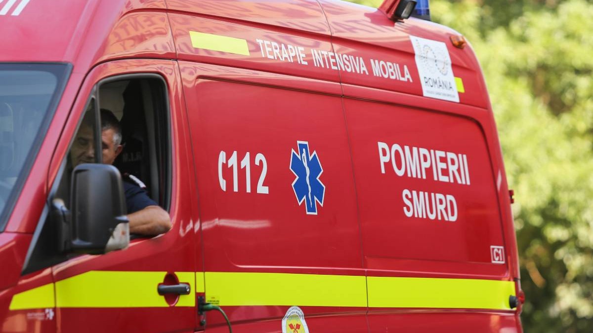 Ambulanța SMURD în timpul unei intervenții în pădure, la volan se vede șoferul