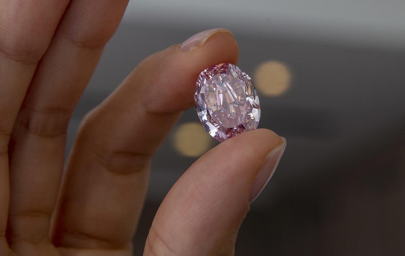O britanică a vrut să arunce la gunoi un diamant de 2,4 milioane de euro, crezând că e fals
