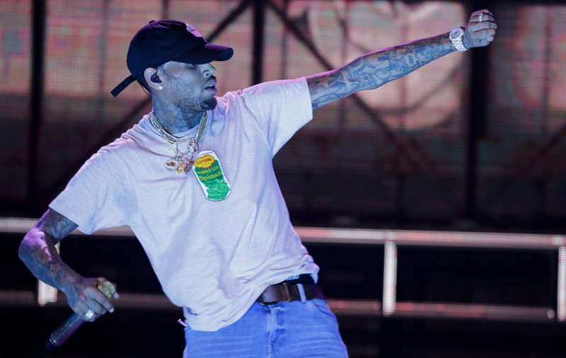 Chris Brown a fost dat în judecat de o femeie care spune că a fost violată în locuința artistului