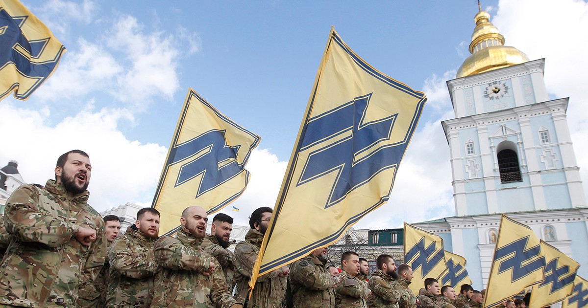 luptătorii din batalionul Azov in formatie, cu steagurile galbene cu dungi albastre