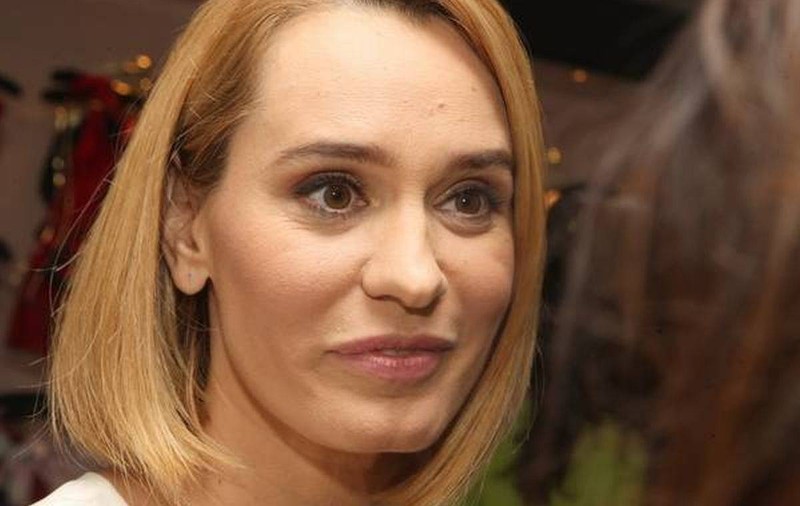 Andreea Esca, imposibil de recunoscut la un concert Carla's Dreams. Cum şi-a făcut apariţia ştirista