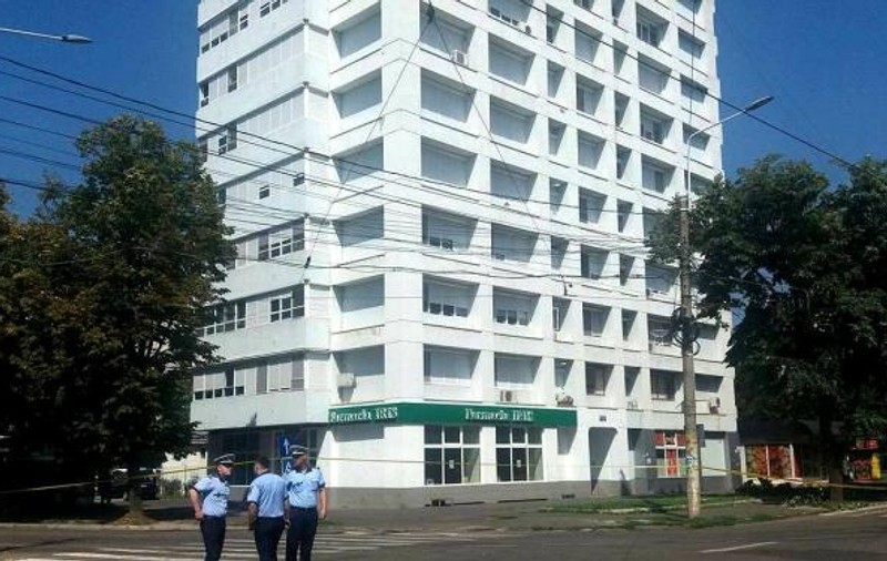Un bărbat ameninţă că se aruncă de la etajul șase al unui bloc din Brăila
