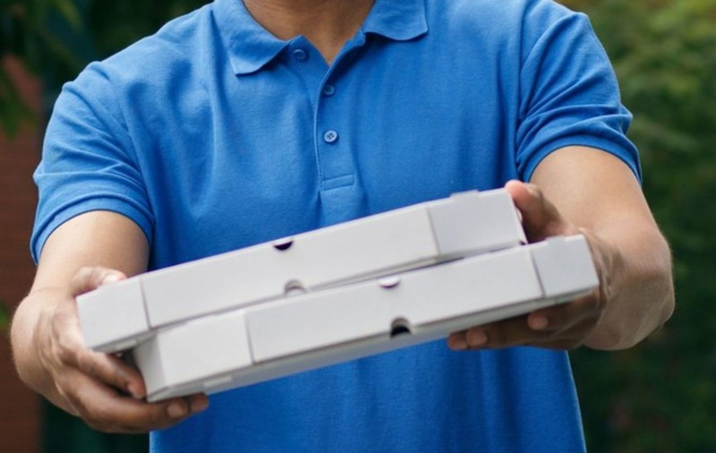 Un bărbat și-a comandat o pizza în plină amenințare cu bombă. Poliția i-a livrat-o personal, dar „bacșișul” a fost usturător