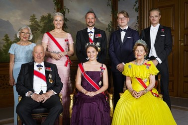 Entertainment Bilder des Tages Prinsesse Ingrid Alexandras myndighetsdag feires med gallamiddag pa slottet Oslo 20220617. Prinsesse Ingrid Alexandra og kongefamilien pa slottet i Oslo fredag. Marit Tjessem, kronprinsesse Mette-Marit, kronprins Haakon, Marius Borg Hoiby prins Sverre Magnus, kong Harald t.v. foran, prinsesse Ingrid Alexandra og dronning Sonja. Prinsesse Ingrid Alexandra fylte 18 ar 21. januar 2022. Markeringene av myndighetsdagen ble utsatt til juni pa grunn av smittesituasjonen og koronarestriksjonene. POOL Foto: / NTB Oslo Norge *** Princess Ingrid Alexandras official day is celebrated with a gala dinner at the castle Oslo 20220617 Princess Ingrid Alexandra and the royal family at the castle in Oslo Friday Marit Tjessem, Crown Pri Copyright: xLisexAserudx/xNTBx LIA-2022-06-17-001LisexAserudx,Image: 700747239, License: Rights-managed, Restrictions: PUBLICATIONxNOTxINxGERxNORxSWExDENxFINxBELxFRAxICExITAxPORxIRLxLUX, Credit images as "Profimedia/ IMAGO", Model Release: no