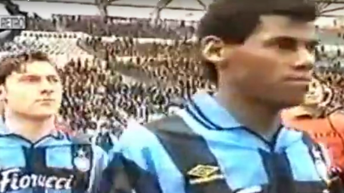Totti (în spate), în urma legendarului Aldair, a purtat tricoul lui Inter Milano
