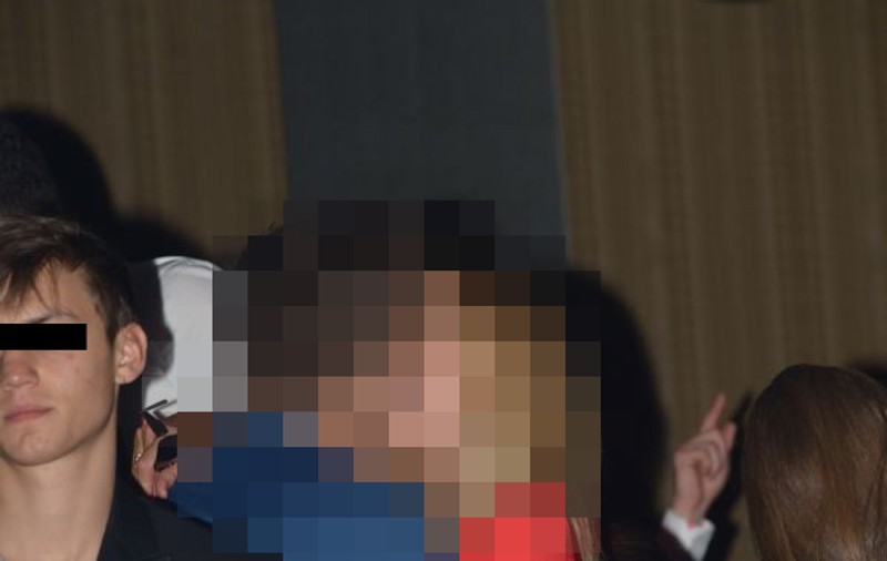 O bunăciune de blondă şi-a excitat iubitul în văzul tuturor! Show erotic de cinci stele într-un club de fiţe! | FOTO