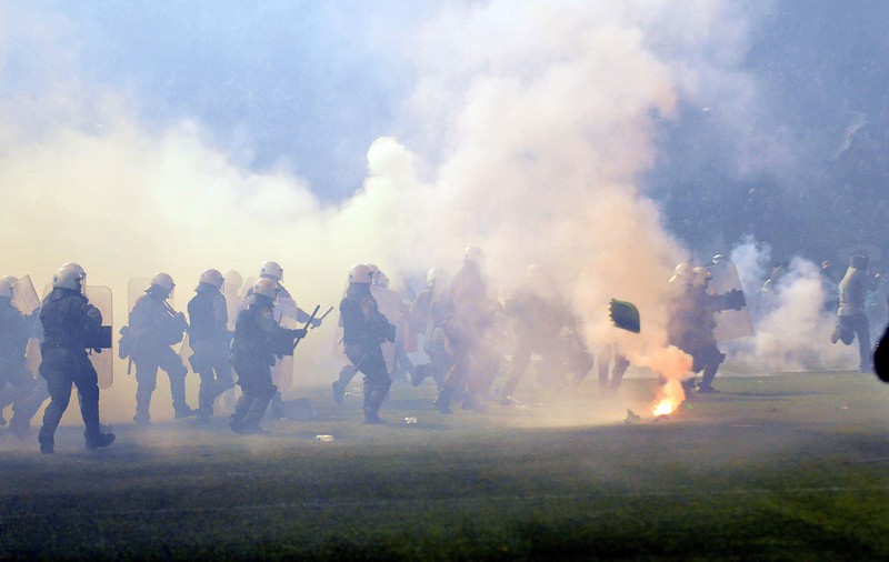 Haos la Atena. Derby-ul campionatului Greciei, anulat din cauza violenței / GALERIE FOTO&VIDEO