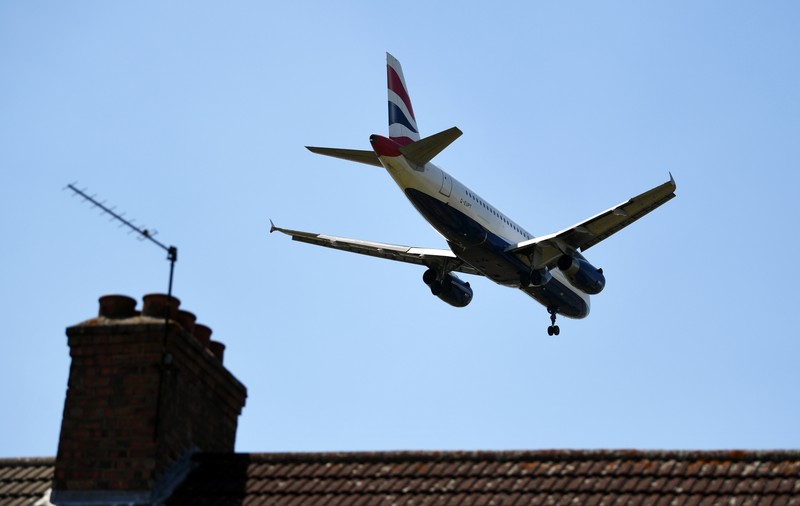 Un imigrant a căzut din avion, aproape de aterizare, și a fost găsit mort într-o grădină, în sudul Londrei!