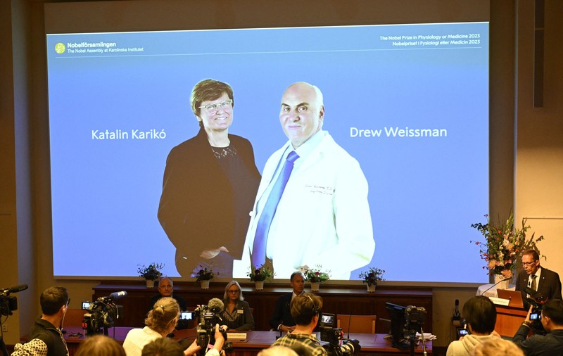 Premiul Nobel pentru medicină 2023, acordat cercetătorilor Katalin Kariko şi Drew Weissman, pionierii vaccinurilor cu ARN mesager