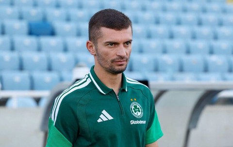Scandal uriaș sub ochii lui Florin Tănase în Cipru! Antrenorul său a fost eliminat, iar fanii au aruncat cu sticle spre arbitri. Video